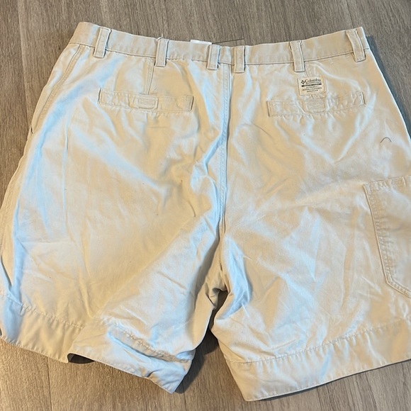 Columbia Mens snap closure light khaki shorts - Picture 3 of 3
